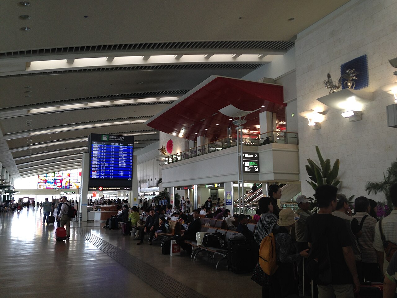 Inside the Naha Airport domestic passenger terminal building. After an international arrival, if you plan to use a bus or a rental car, you head to the domestic terminal area (Photo: そらみみ / CC BY-SA 4.0)