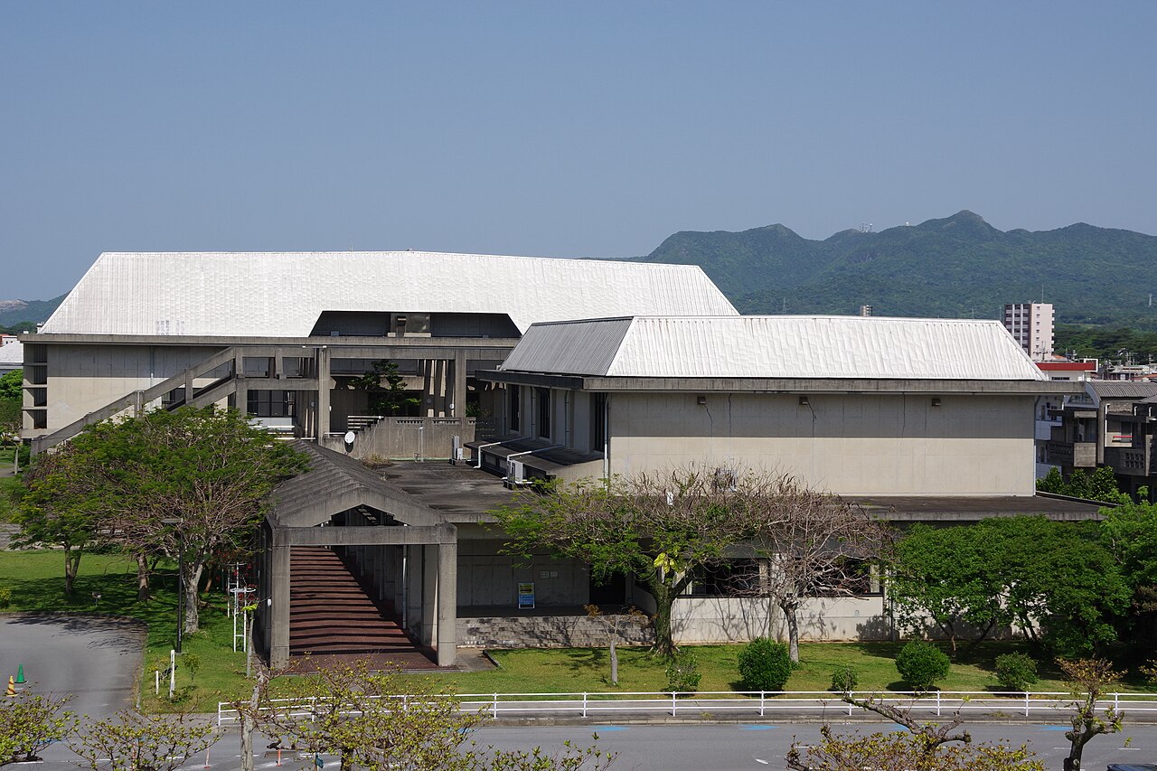 21世紀の森公園の21世紀の森体育館。背後にやんばるの山並みが見える(写真:Kugel / CC BY-SA 4.0)