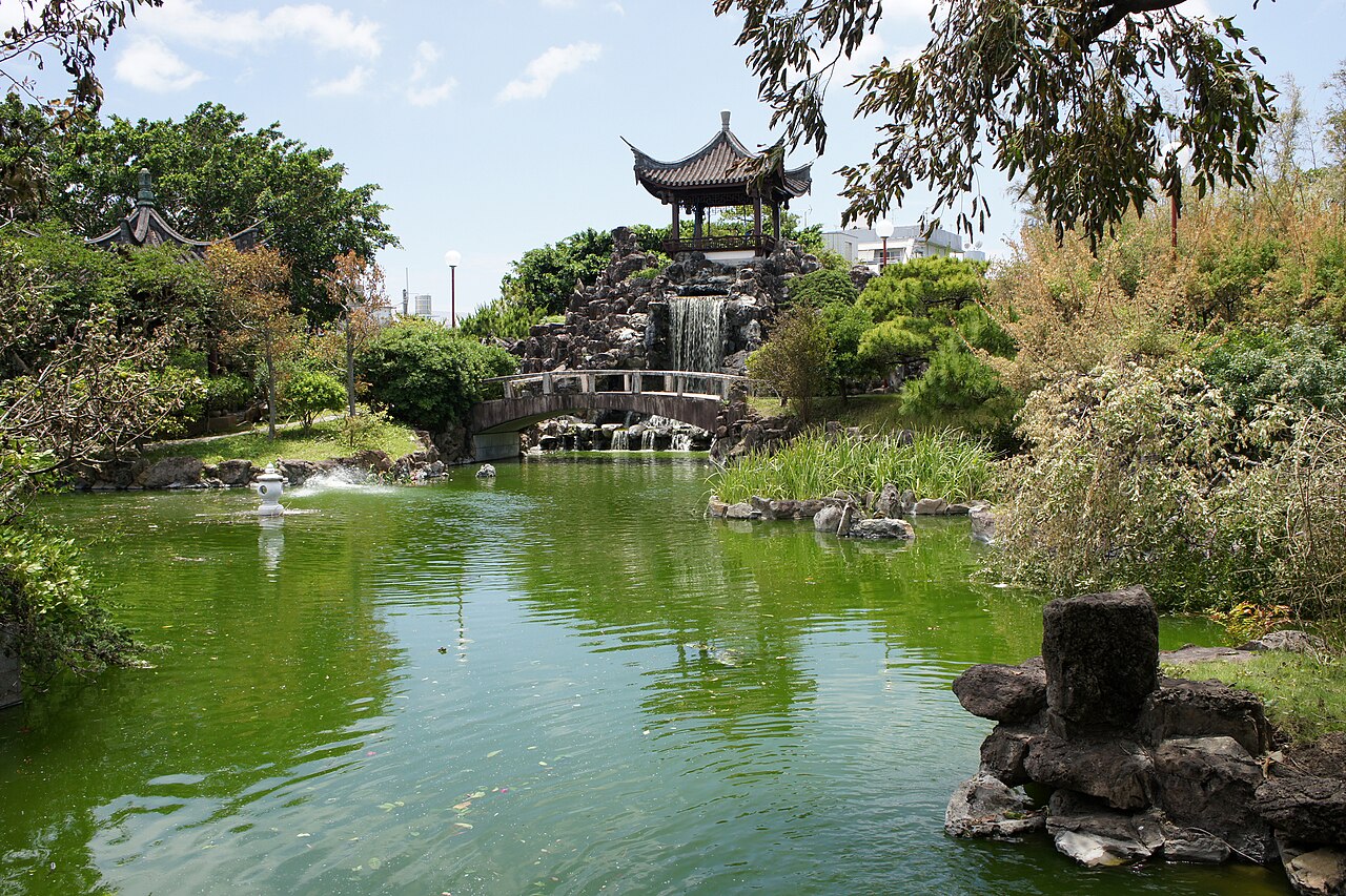 福州園の池と東屋。中国庭園の景色が楽しめる(写真:663highland / CC BY 2.5)
