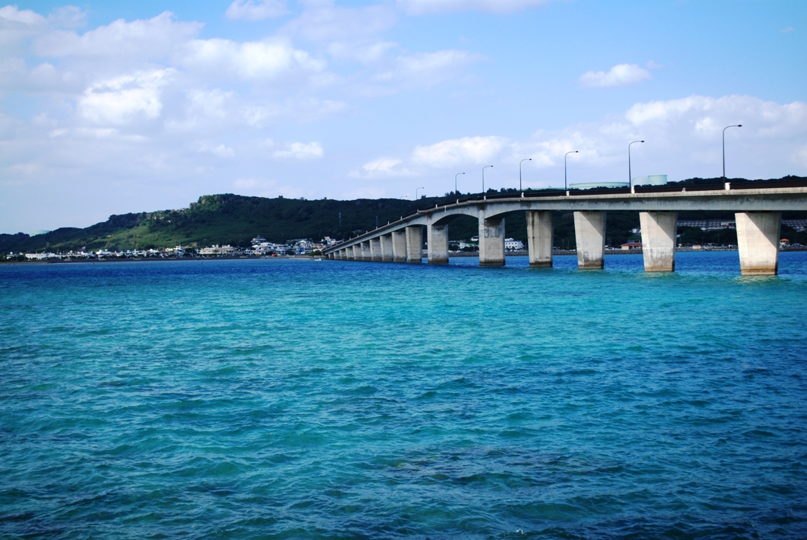 平安座島と浜比嘉島を結ぶ浜比嘉大橋（写真：Captain76 / パブリックドメイン）