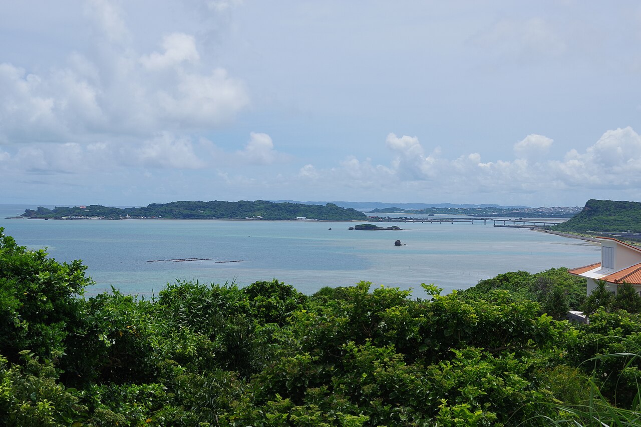 果報バンタから望む浜比嘉島と、島をつなぐ橋（写真：Kugel / CC BY-SA 4.0）