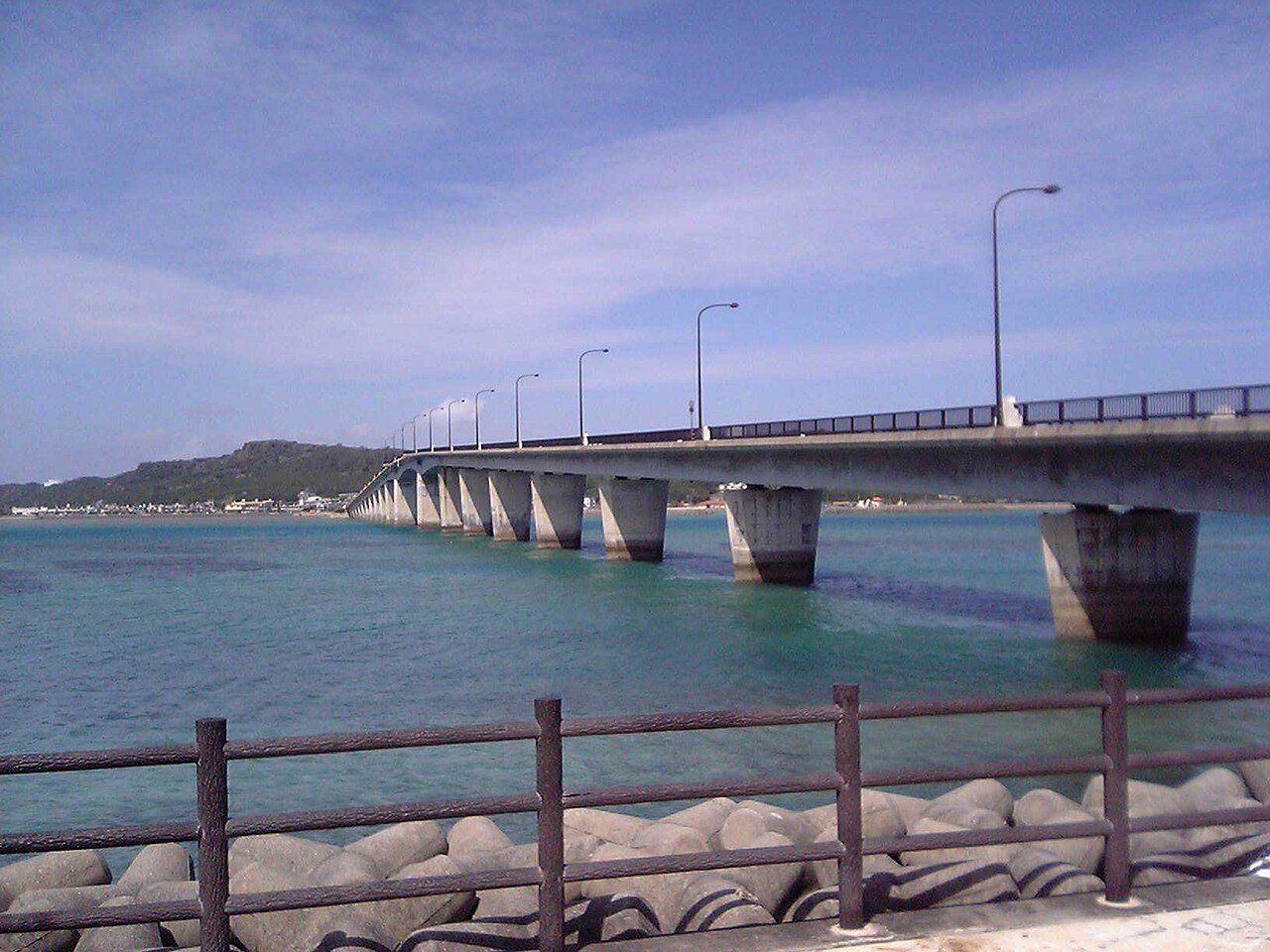 平安座島と浜比嘉島を結ぶ浜比嘉大橋(写真:Hykw-a4 / CC BY-SA 3.0)