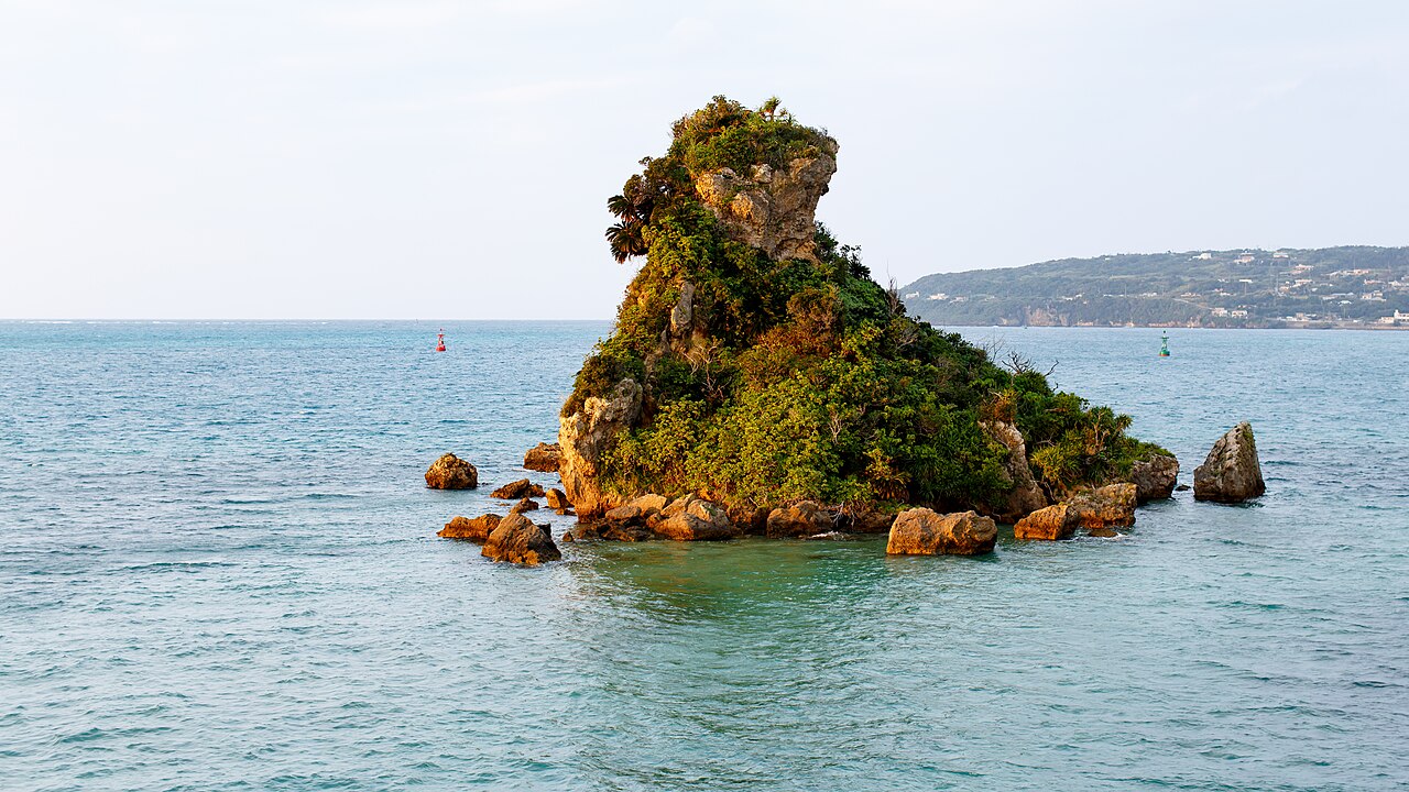 고우리섬 해변에는 파도에 깎인 바위가 점점이 놓여 있다 (사진: CEphoto, Uwe Aranas / CC BY-SA 3.0)