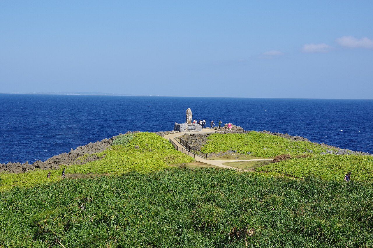 沖縄本島最北端の辺戸岬。岬の先に碑が立ち、その先に海が広がる(写真:Kugel / CC BY-SA 4.0)