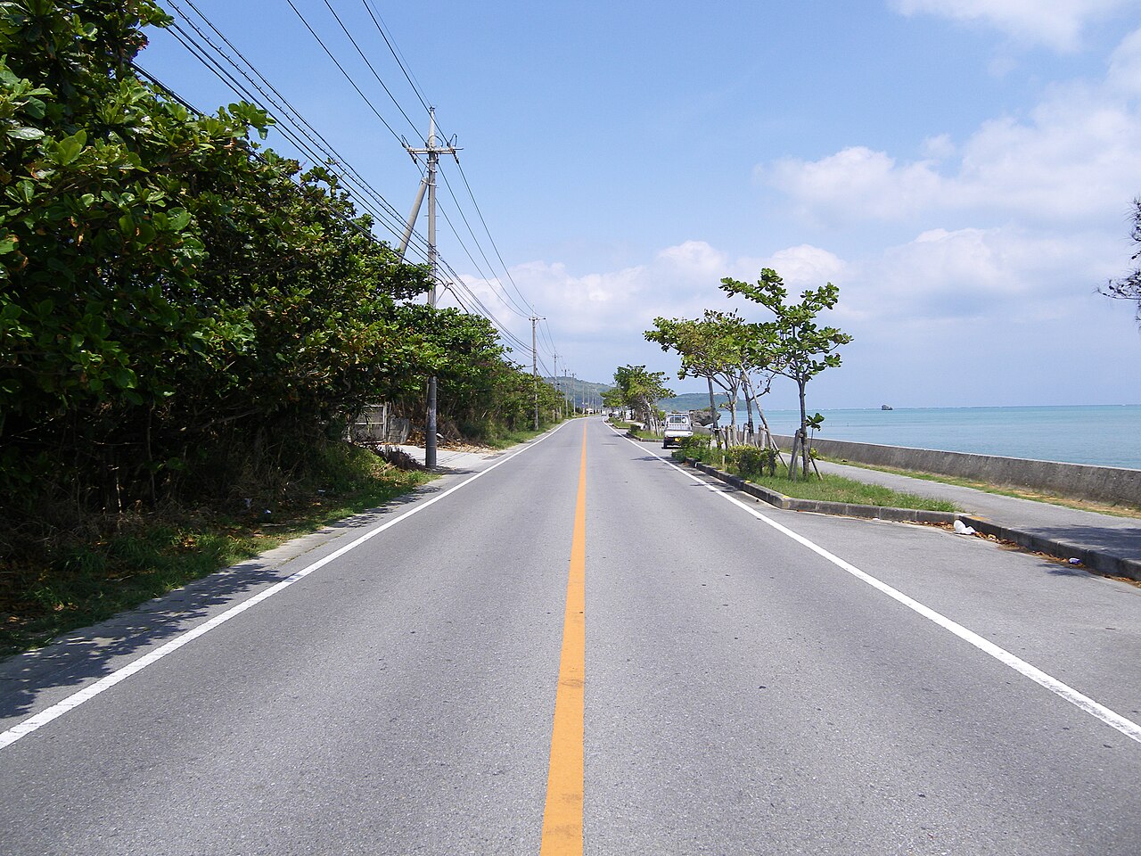 平安座島の海沿いの道。道路のすぐ脇に海が広がる（写真：Kugel / CC BY-SA 3.0）