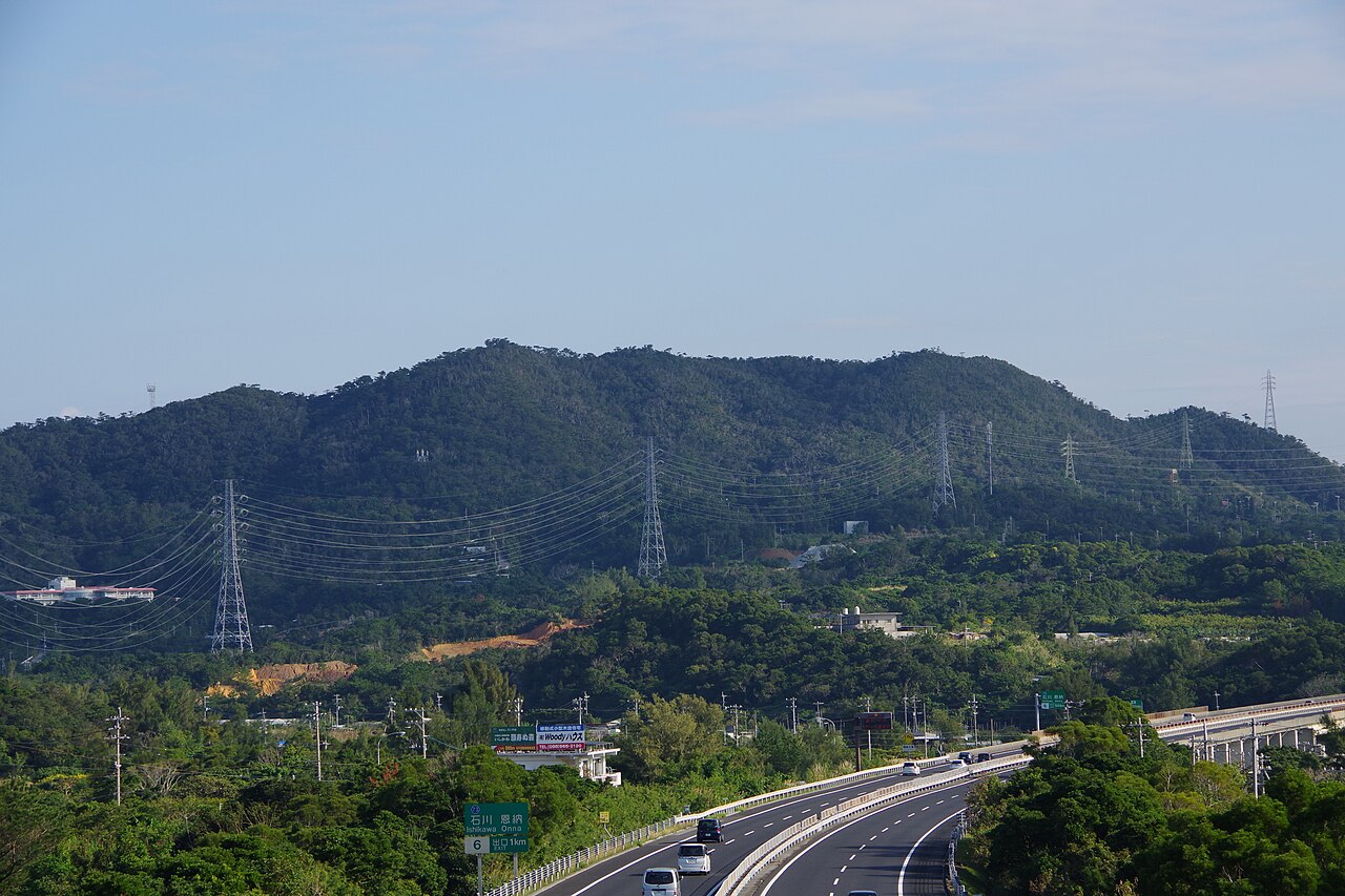 石川IC付近を走る沖縄自動車道。標識に「石川・恩納」の案内が見える(写真:Kugel / CC BY-SA 4.0)