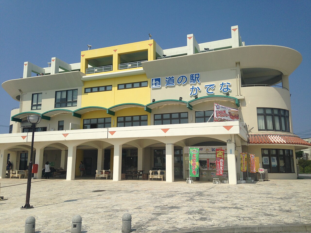 道之驛嘉手納外觀,上層為視野開闊的展望空間(照片:Soramimi / CC BY-SA 4.0)