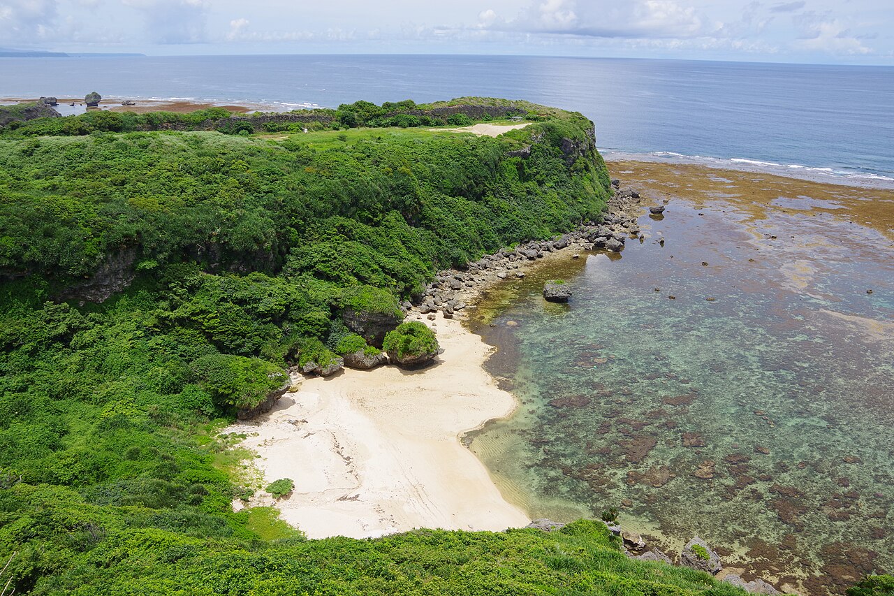 果報バンタ周辺の断崖と海岸線（写真：Kugel / CC BY-SA 4.0）