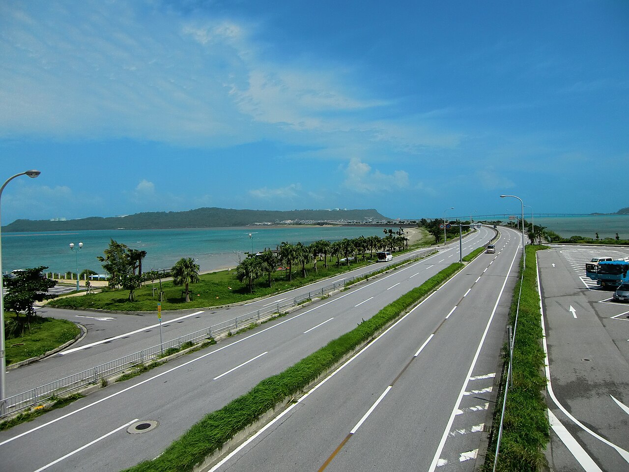 海の上に延びる海中道路。両側に海が広がり、遠くに橋が見える（写真：N / パブリックドメイン）