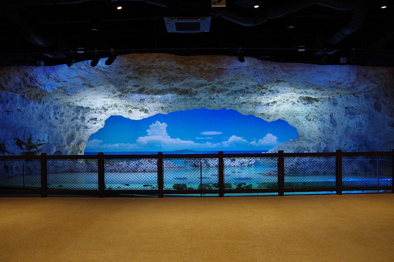 DMMかりゆし水族館の館内展示（写真：Kugel / CC BY-SA 4.0）