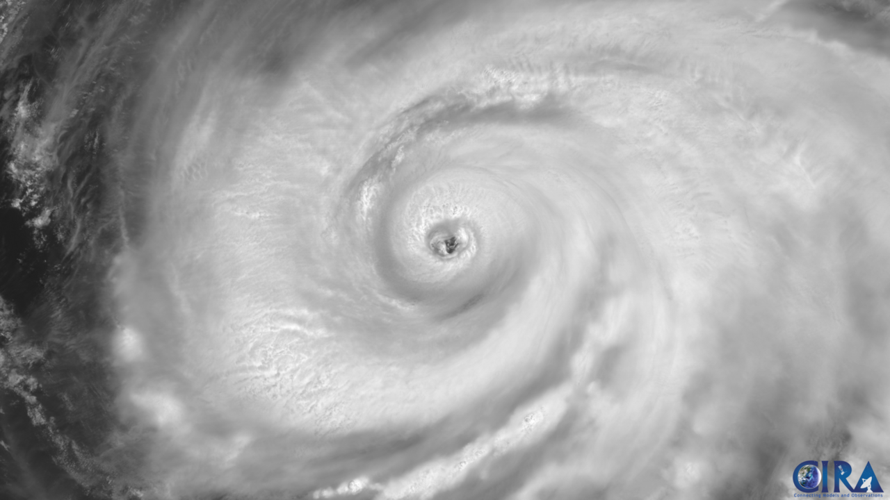 오키나와 남쪽을 지나는 태풍(Typhoon Khanun)을 담은 위성 사진. 중심의 '눈' 주위로 구름이 소용돌이친다(이미지: CSU/CIRA &amp; JMA/JAXA 히마와리 영상 / 퍼블릭 도메인)