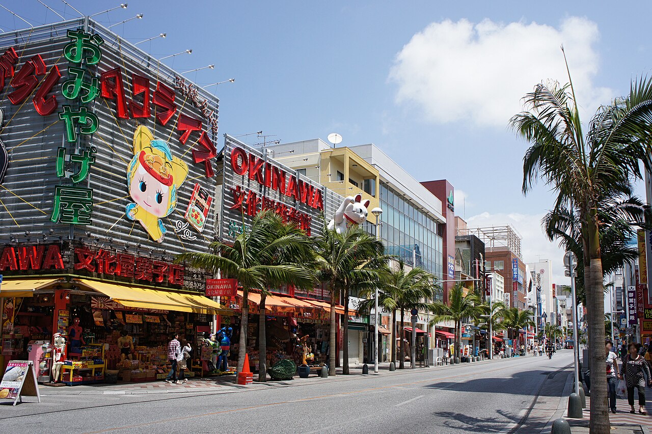 土産物店が並ぶ国際通り。ヤシの木が南国らしさを添える(写真:663highland / CC BY 2.5)
