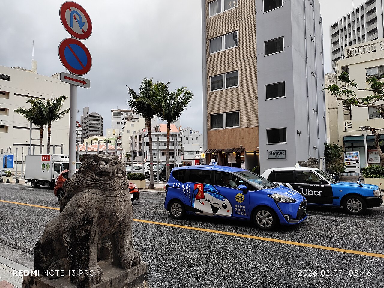 那覇市の国際通り近くの標識。Uターン禁止と駐車禁止の標識が並ぶ(写真:NORTLAUKAU 26088 JP / CC0)