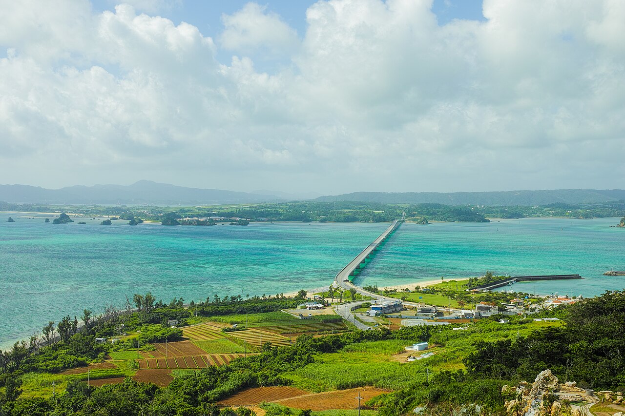 屋我地島と古宇利島を結ぶ古宇利大橋。両側に浅瀬の海が広がる(写真:Takuya ASADA / CC BY 2.0)