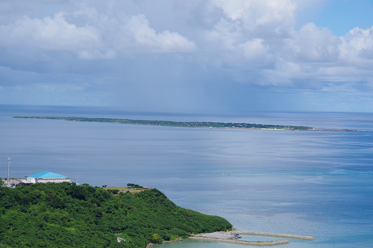 海の向こうに細長く横たわる久高島(写真:Kugel / CC BY-SA 4.0)