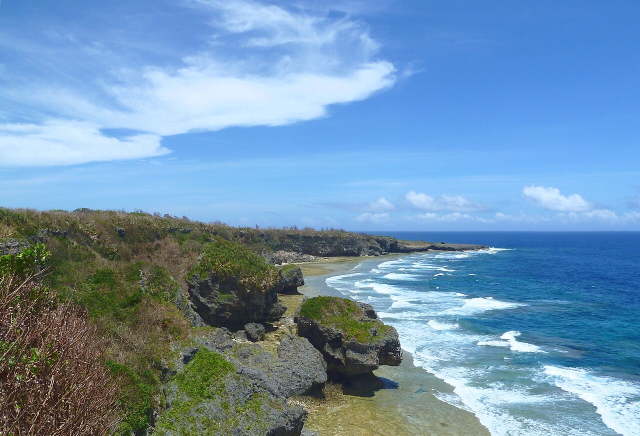 喜屋武岬の海岸線。断崖の下に太平洋の波が打ち寄せる（写真：ぺ有家音 / CC BY-SA 3.0）