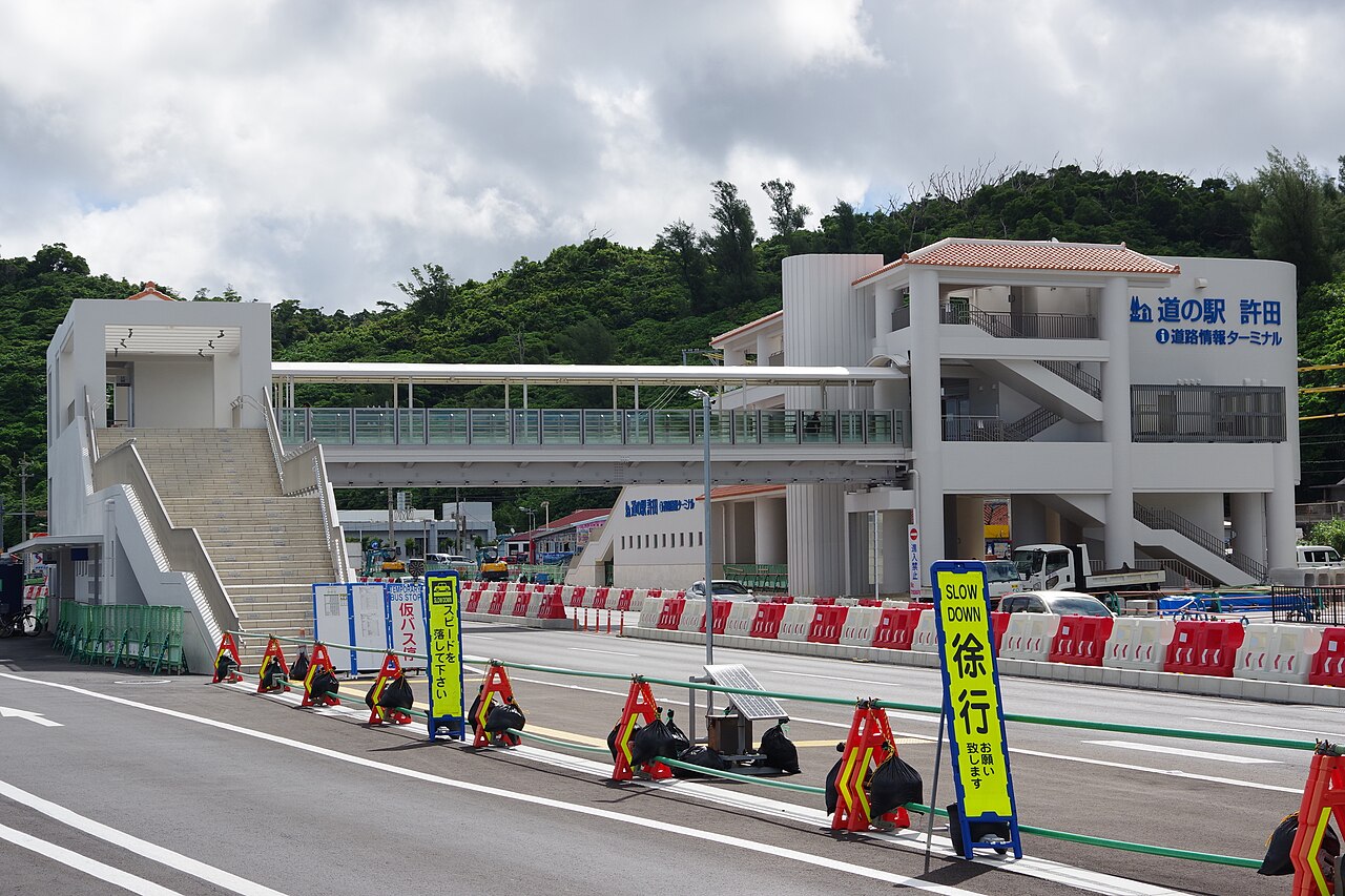 靠近沖繩自動車道許田IC的道之驛許田道路資訊終端大樓,是北部自駕的入口(照片:Kugel / CC BY-SA 4.0)