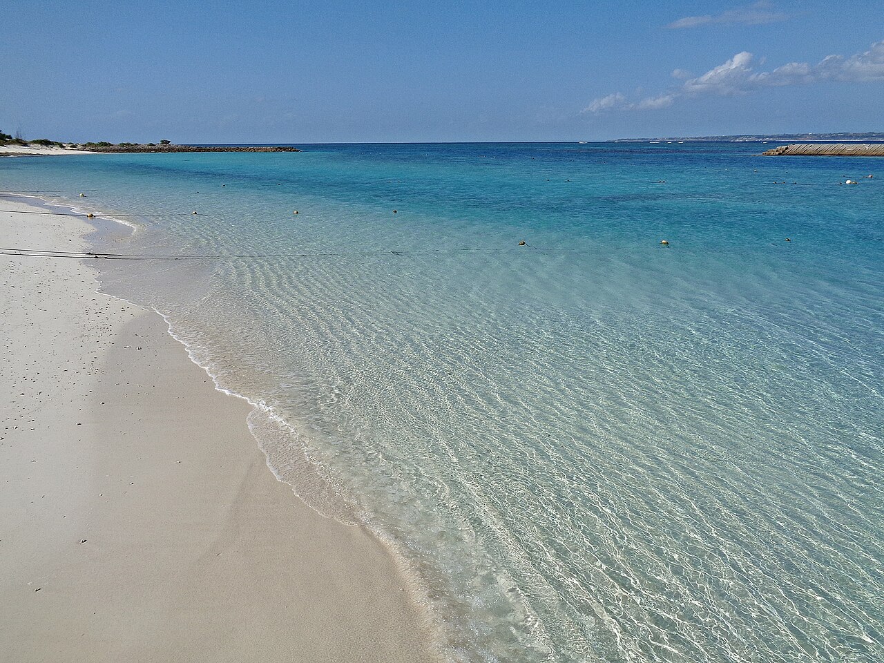 白い砂浜と透きとおる海が続く水納島のビーチ(写真:ブルーノ・プラス / CC BY-SA 4.0)