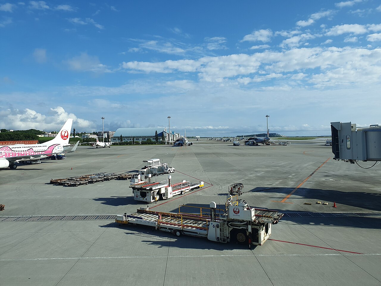 那覇空港の国内線搭乗口から見た駐機場。青空が広がる(写真:Syced / CC0)