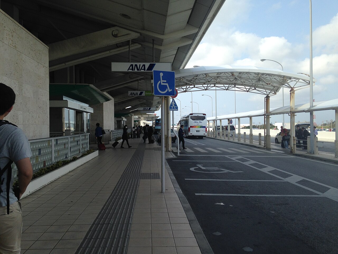 나하 공항 국내선 터미널 앞. 버스가 오간다(사진:そらみみ / CC BY-SA 4.0)