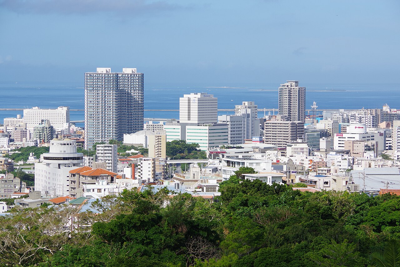 슈리 고지대에서 본 나하 시내. 멀리 바다가 보인다(사진:Kugel / CC BY-SA 4.0)