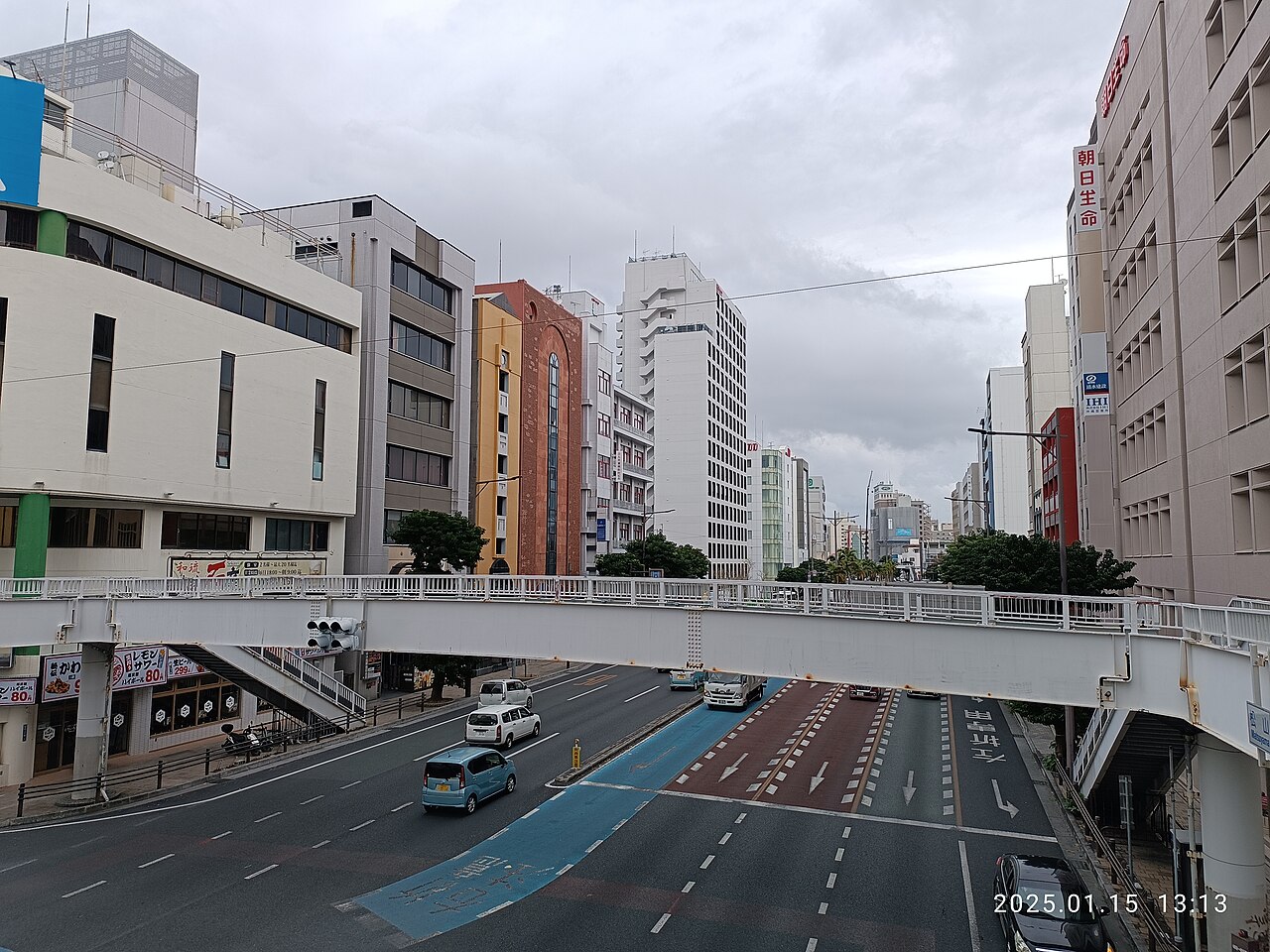 那覇市内を走る国道58号。歩道橋から（写真：Naha Mama Pavilionz / CC0）