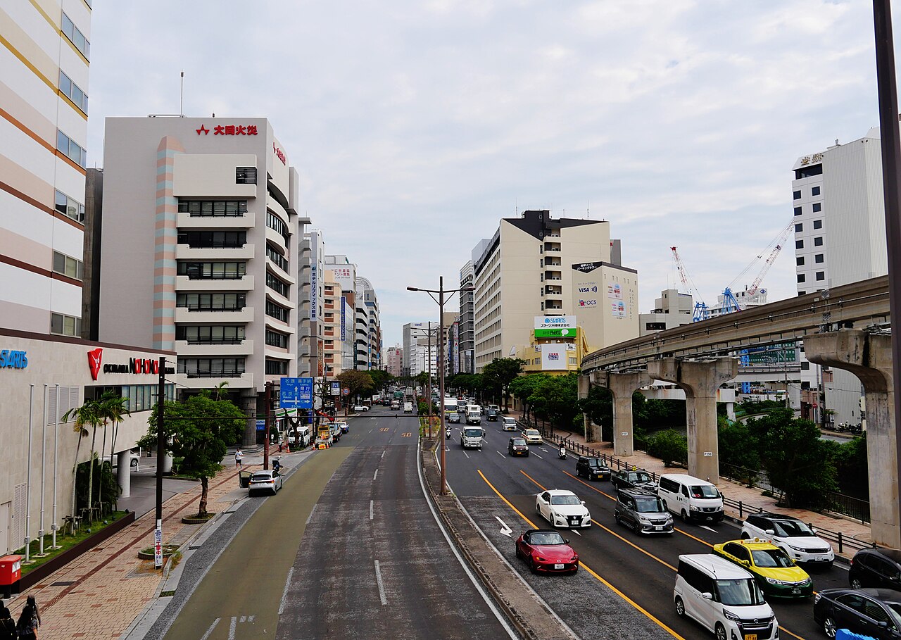 那覇市内の国道58号。車は道路の左側を走り、右手にはゆいレールの高架が見える(写真:Zairon / CC BY 4.0)