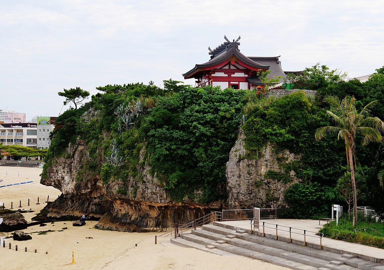 海に面した崖の上に建つ波上宮。下には波の上ビーチが広がる(写真:Zairon / CC BY 4.0)