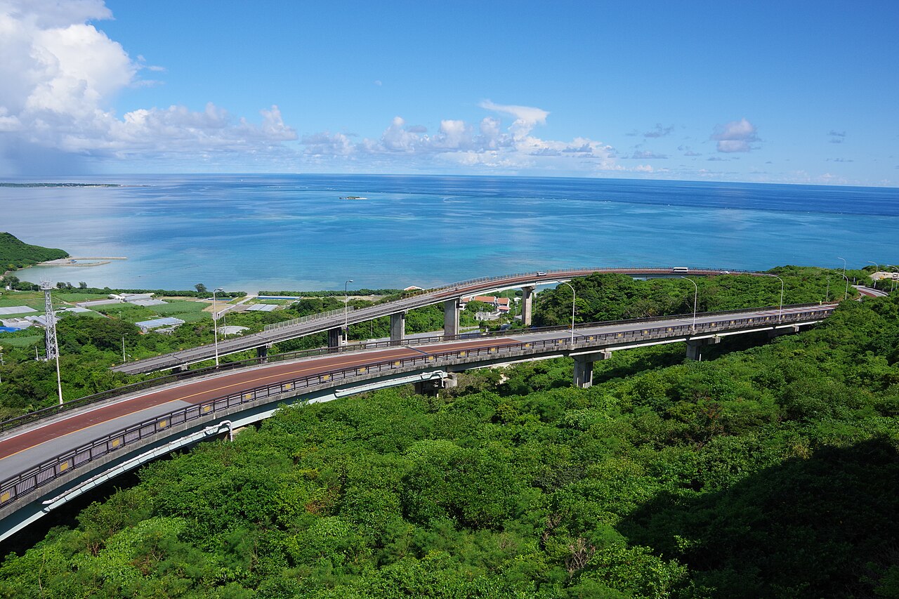 海に向かって弧を描くニライ橋・カナイ橋（写真：Kugel / CC BY-SA 4.0）