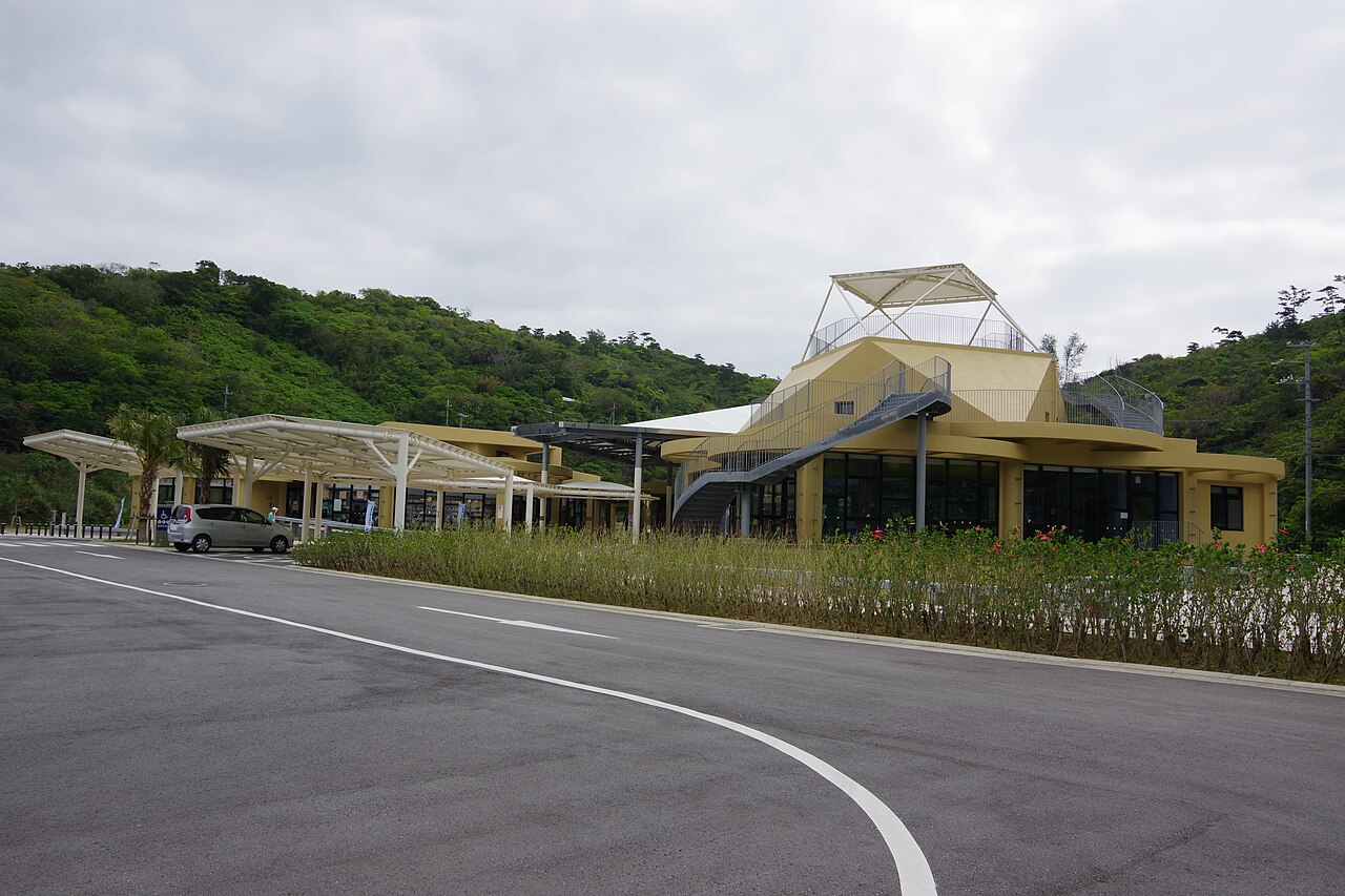 背倚山林的道之驛大宜味,屋頂設有展望空間(照片:Kugel / CC BY-SA 4.0)