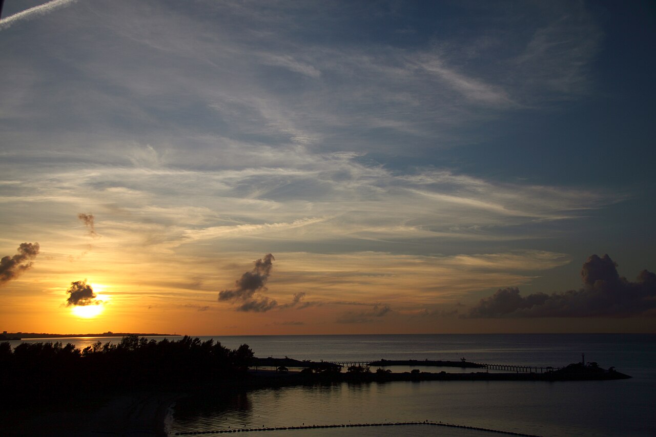 水平線へ向かって空の色が移り変わっていく沖縄の夕空(写真:Jun Maegawa / CC BY-SA 3.0)