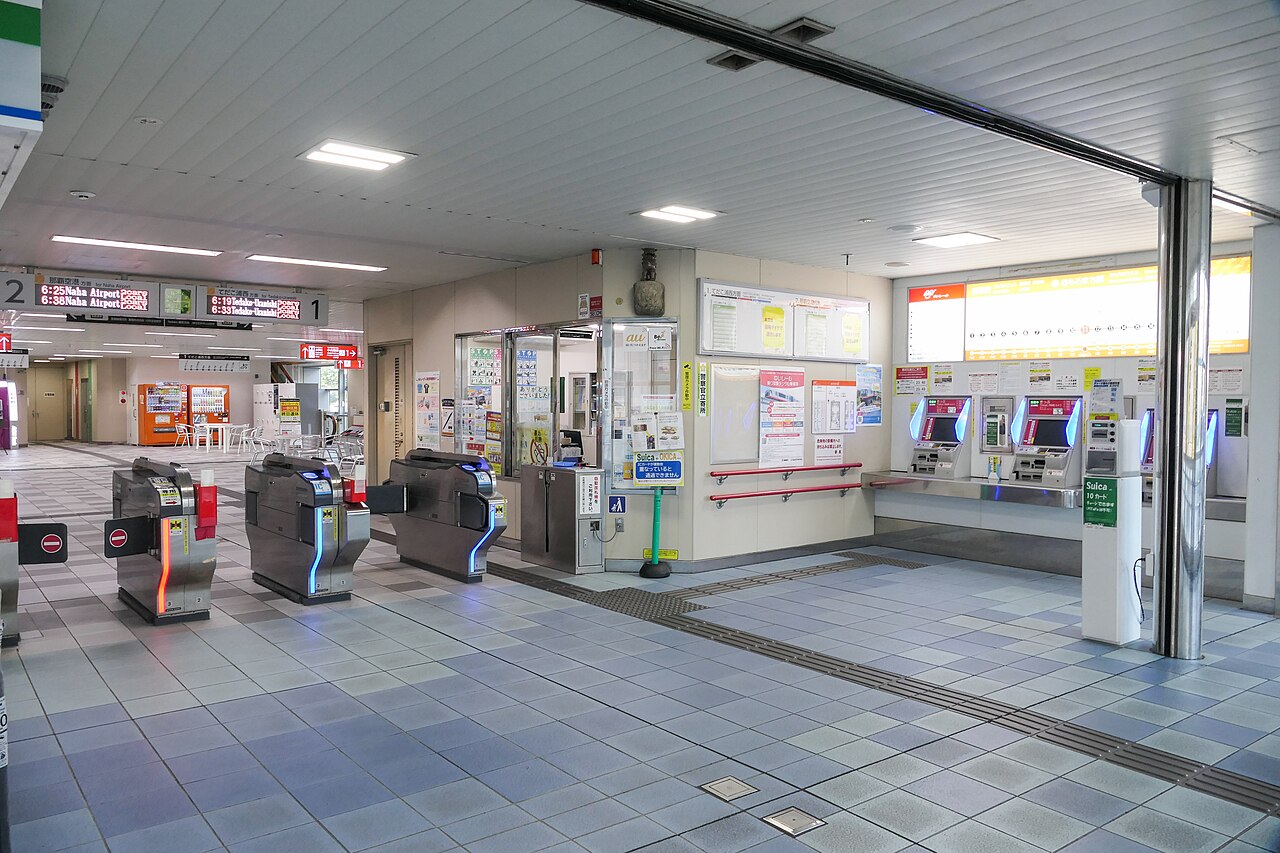 おもろまち駅の改札。電光掲示に「那覇空港」行きの案内が出る(写真:MaedaAkihiko / CC0)