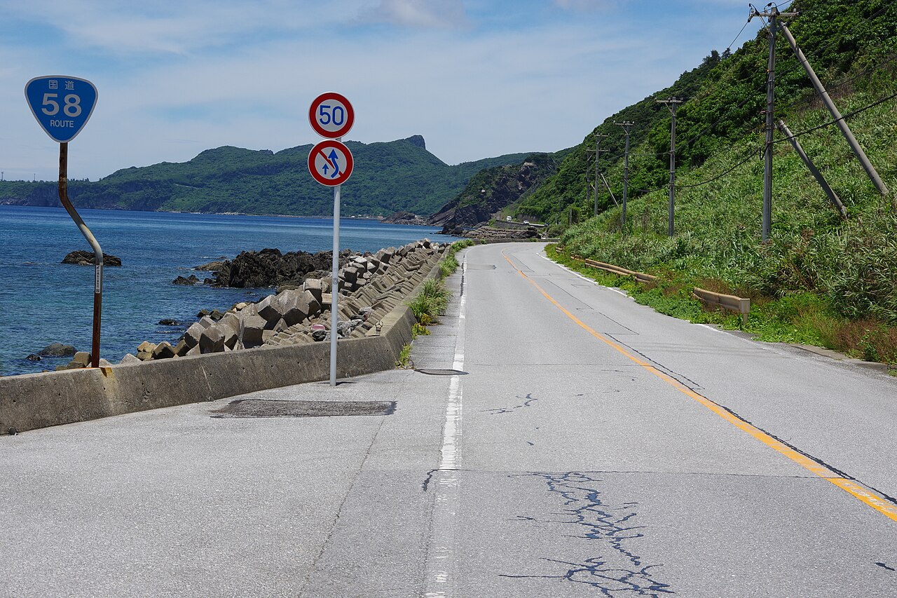沖縄本島北部を走る国道58号。日本は左側通行で、制限速度は標識で確認する（写真：Kugel / CC BY-SA 4.0）