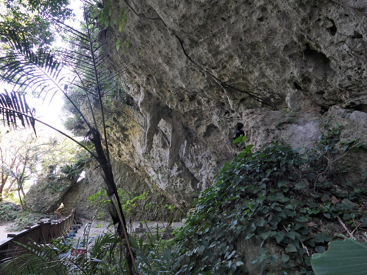 斎場御嶽の三庫理（サングーイ）付近にそびえる巨岩（写真：Hyppolyte de Saint-Rambert / CC BY 4.0）