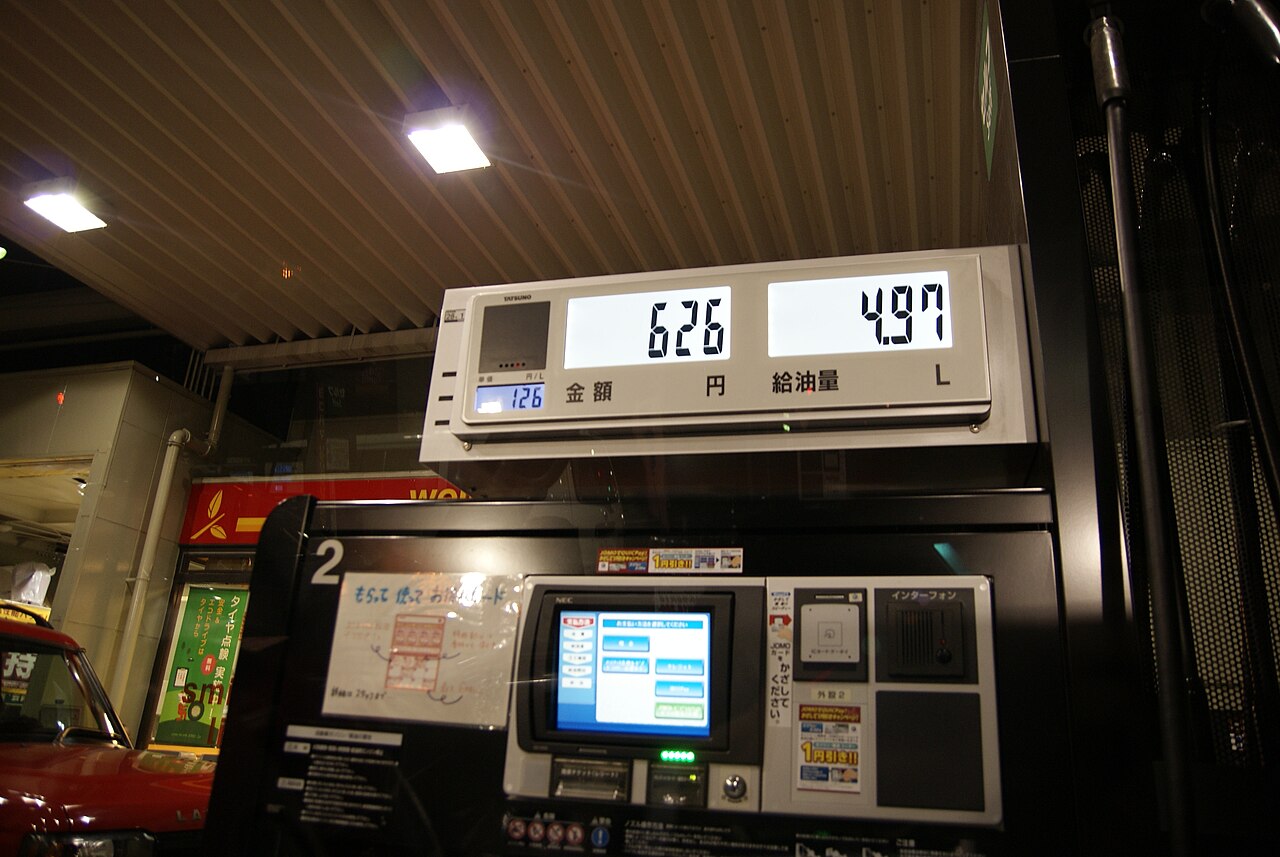 セルフ式の給油機。金額・給油量の表示、タッチパネル、インターホンが並ぶ（写真：HIBIKIFL / CC BY 2.0）