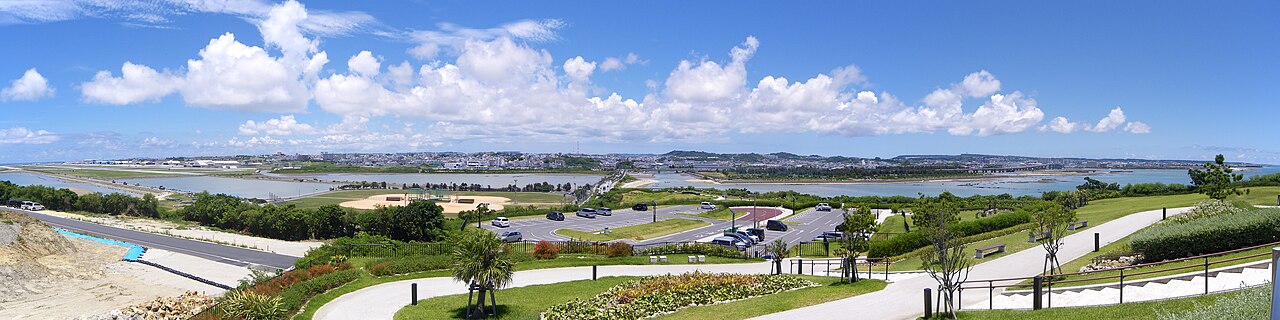 瀬長島の高台から本島側を望む（写真：Kugel / CC BY-SA 4.0）