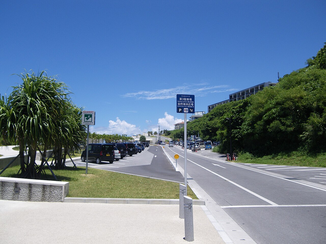 瀬長島の道路と駐車場。島内には公共の駐車場がある(写真:Kugel / CC BY-SA 4.0)