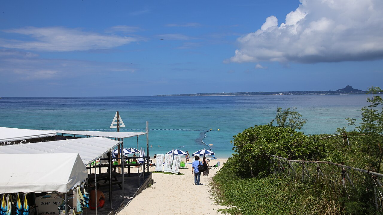 透明度の高い海が広がる瀬底ビーチ。沖には伊江島が見える(写真:へいへ / CC BY-SA 4.0)