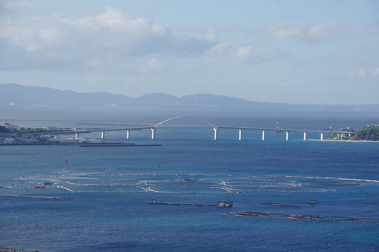 アーチが印象的な瀬底大橋。島側のビーチが橋の先に見える(写真:Kugel / CC BY-SA 4.0)