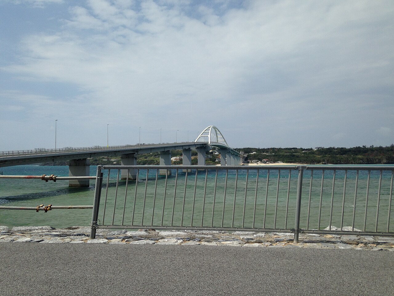 瀬底大橋と瀬底島。本部町の本島側から橋を渡って島へ入る(写真:そらみみ / CC BY-SA 4.0)