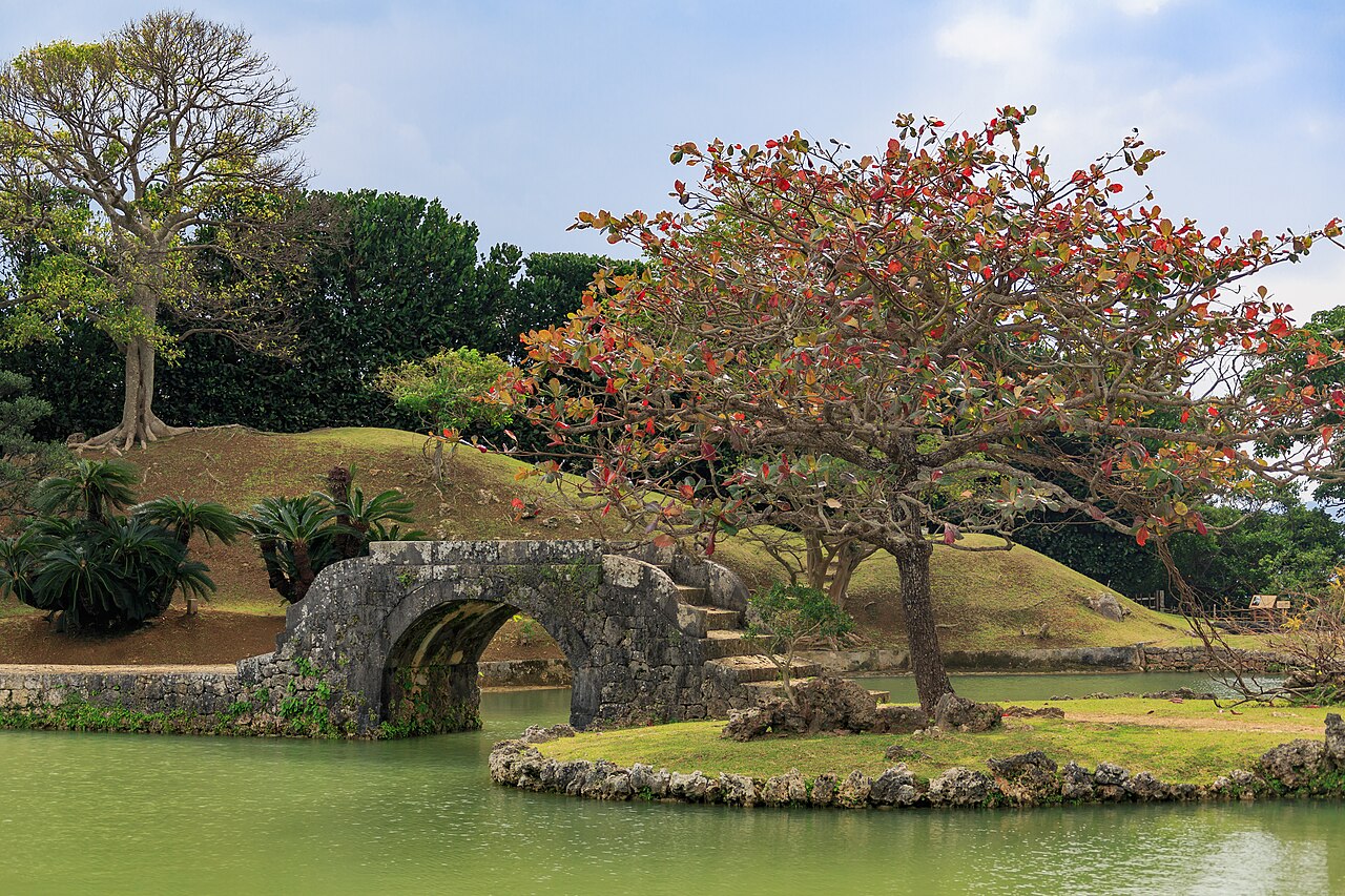 識名園の池に架かる石造りのアーチ橋(写真:CEphoto, Uwe Aranas / CC BY-SA 3.0)