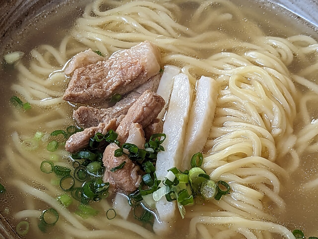 맑은 국물의 오키나와 소바（사진: Syced / CC0）