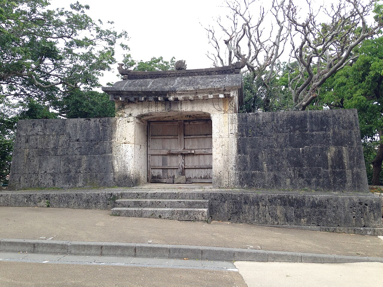 琉球石灰岩でつくられた園比屋武御嶽石門(写真:そらみみ / CC BY-SA 4.0)