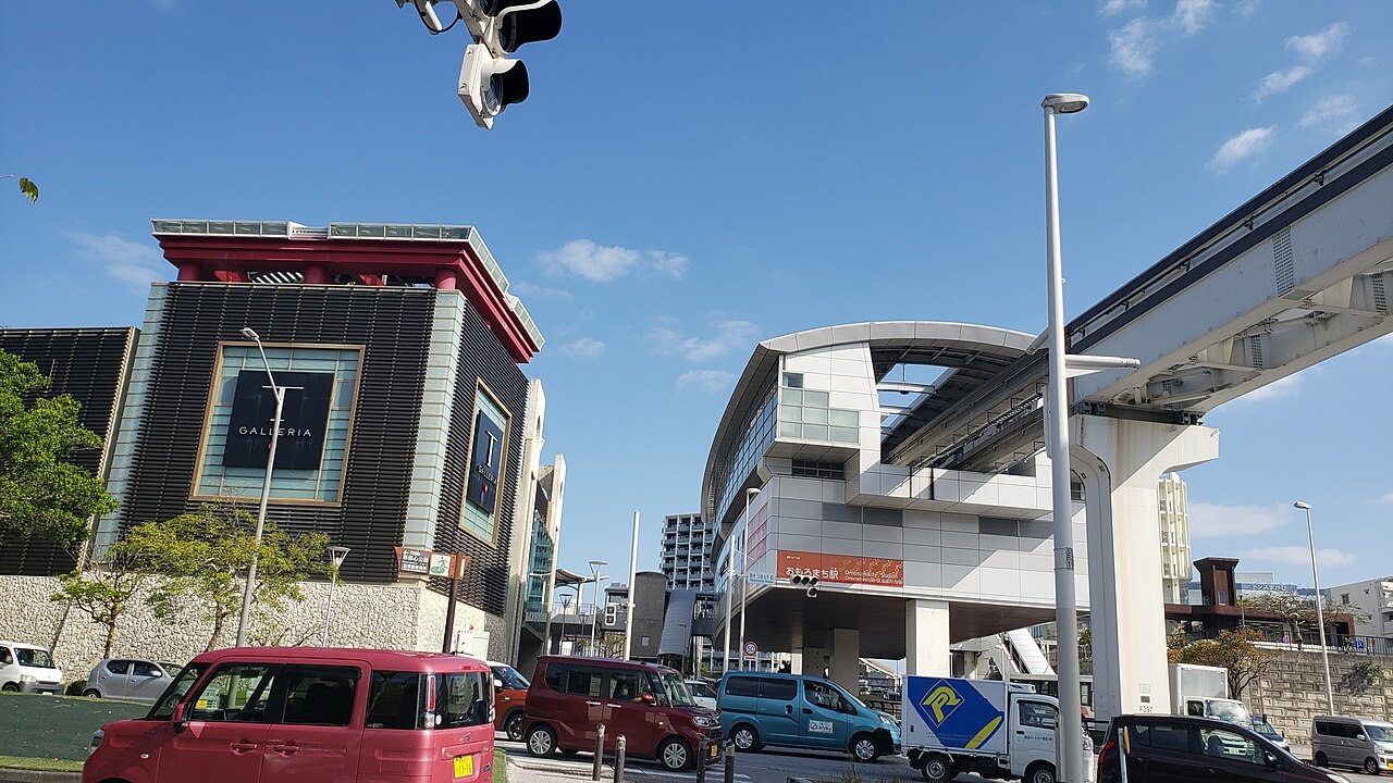 T 갤러리아 오키나와(왼쪽)와 오모로마치역(오른쪽). 역 바로 앞에 있다(사진:特急東海 / CC0)