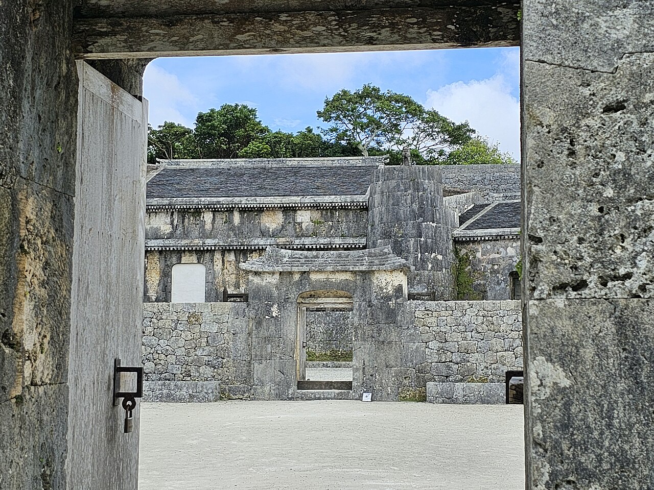 門の向こうに石造の墓室が見える玉陵(写真:Renate Hano / CC BY-SA 4.0)