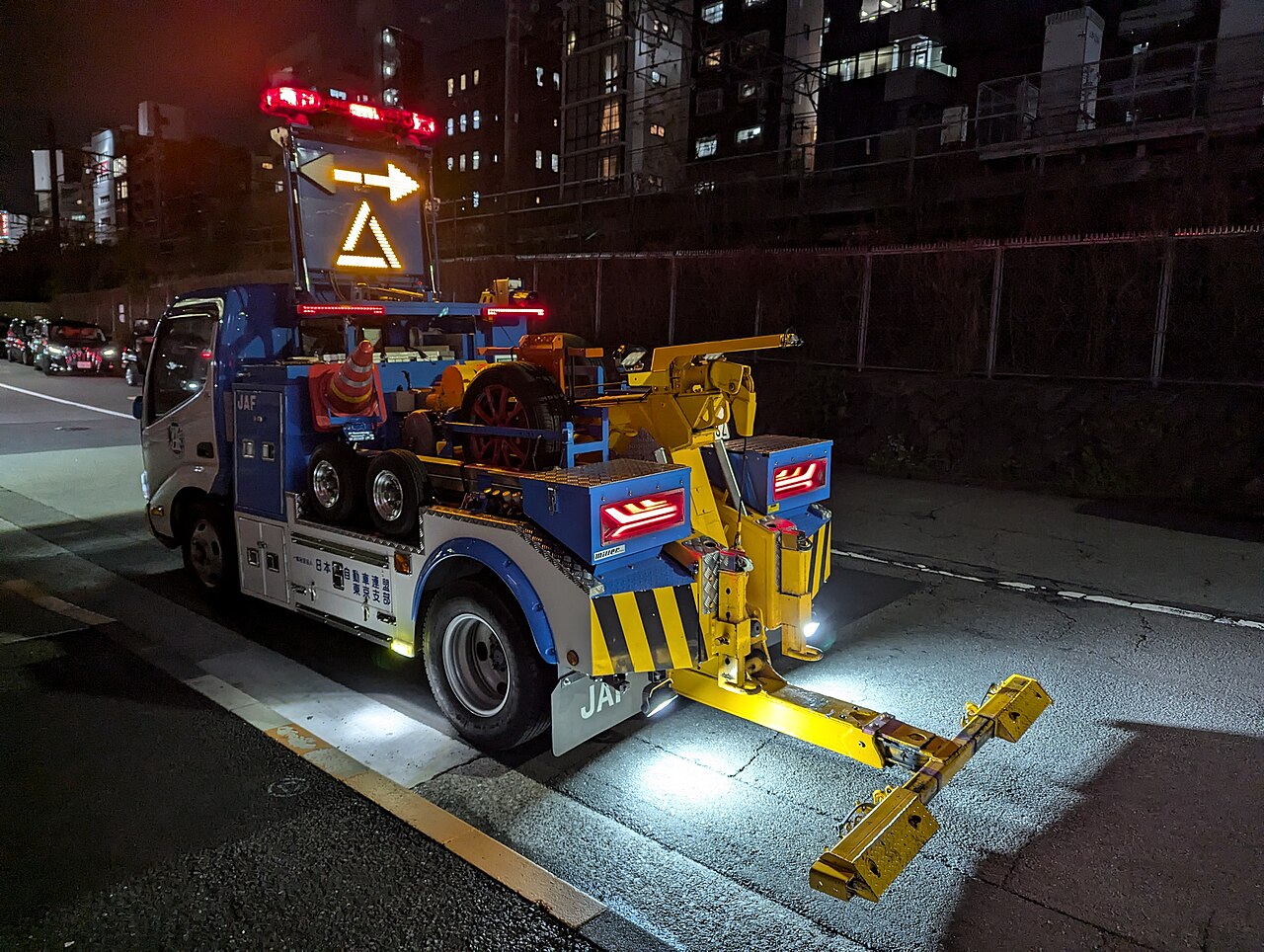 JAFのロードサービス車の例。後部に矢印と三角の表示板を載せている(東京で撮影。写真:Syced / CC0)