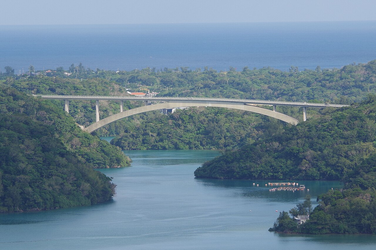 アーチが目を引くワルミ大橋。ワルミ海峡をまたいで今帰仁村と屋我地島を結ぶ(写真:Kugel / CC BY-SA 4.0)